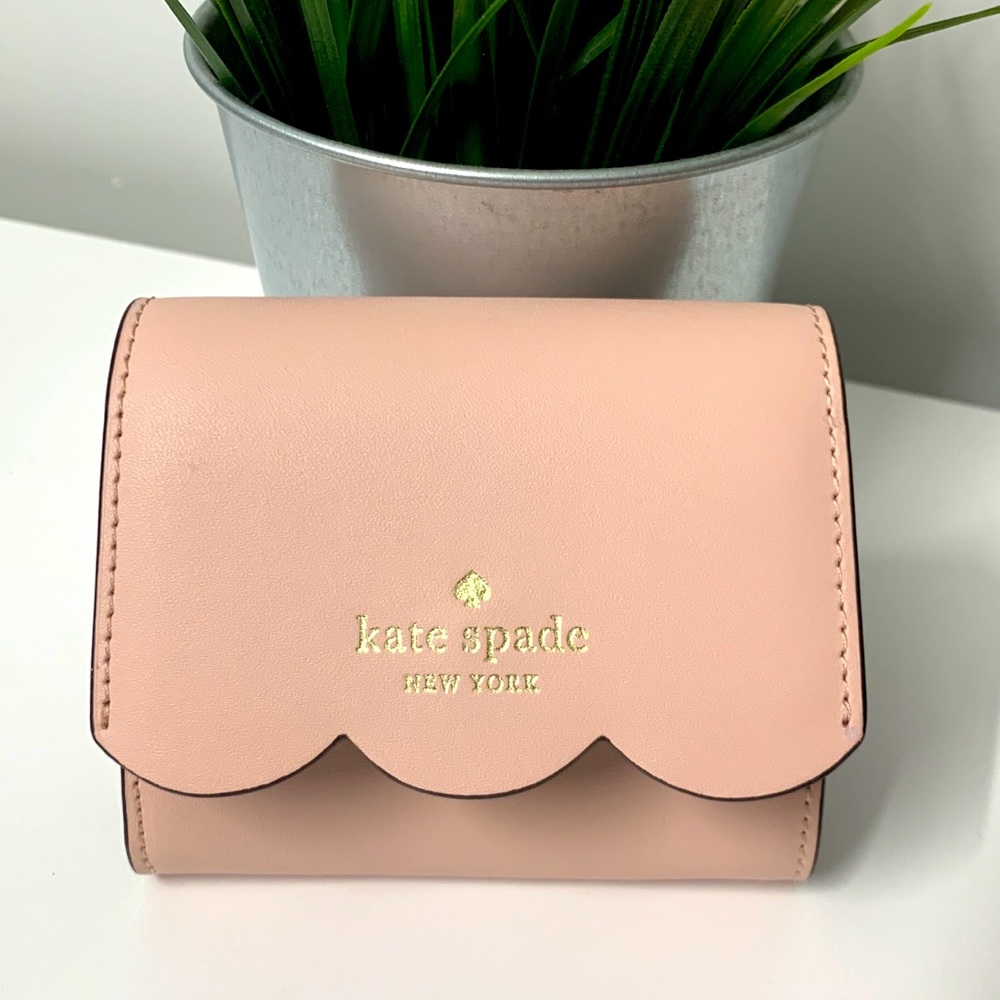 BNWT KATE SPADE ♠️ SCALLOP DESIGN SMOOTH LEATHER COMPACT WALLET PINK- BURGUNDY - Picture 1 of 6
